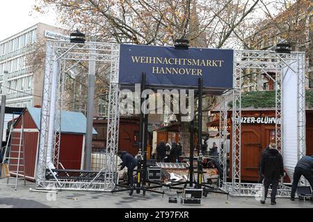 Niedrsachsen, Hannover, Aufbau Weihnachtsmarkt an der Marktkirche, der Weihnachtsmarkt findet vom 27.11. bis 22.12.22 in der Zeit von 11:00 bis 21:00 Uhr statt, *** Niedersachsen, Hannover, Weihnachtsmarkt an der Marktkirche, der Weihnachtsmarkt findet vom 27. 11. bis 22. 12 22 Uhr in der Zeit von 11 00 bis 21 Uhr statt, Credit: Imago/Alamy Live News Stockfoto