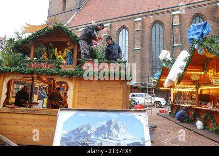 Niedrsachsen, Hannover, Aufbau Weihnachtsmarkt an der Marktkirche, der Weihnachtsmarkt findet vom 27.11. bis 22.12.22 in der Zeit von 11:00 bis 21:00 Uhr statt, *** Niedersachsen, Hannover, Weihnachtsmarkt an der Marktkirche, der Weihnachtsmarkt findet vom 27. 11. bis 22. 12 22 Uhr in der Zeit von 11 00 bis 21 Uhr statt, Credit: Imago/Alamy Live News Stockfoto