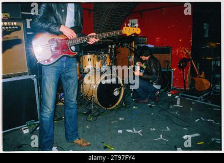 CARL BARAT, LIBERTINES, 2002: Ein sehr junger Carl Barât von den Libertines, der am 13. Juni 2002 live auf seiner ersten großen UK-Tour im Barfly Club in Cardiff, Wales, Großbritannien, spielte. Die Band bewertete ihre Debütalbum What a Water, die erst in späteren Re-Releases ihres Debütalbums Up The Bracket enthalten war. Der winzige Veranstaltungsort war nur halb voll. Foto: Rob Watkins Stockfoto