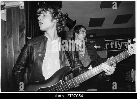 JOHN HASSALL, LIBERTINES, 2002: Ein sehr junger John Hassall und Pete Doherty von den Libertines spielten live auf ihrer ersten großen UK Tour im Barfly Club in Cardiff, Wales, UK am 13. Juni 2002. Die Band bewertete ihre Debütalbum What a Water, die erst in späteren Re-Releases ihres Debütalbums Up The Bracket enthalten war. Der winzige Veranstaltungsort war nur halb voll. Foto: Rob Watkins Stockfoto