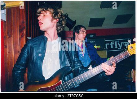 JOHN HASSALL, LIBERTINES, 2002: Ein sehr junger John Hassall und Pete Doherty von den Libertines spielten live auf ihrer ersten großen UK Tour im Barfly Club in Cardiff, Wales, UK am 13. Juni 2002. Die Band bewertete ihre Debütalbum What a Water, die erst in späteren Re-Releases ihres Debütalbums Up The Bracket enthalten war. Der winzige Veranstaltungsort war nur halb voll. Foto: Rob Watkins Stockfoto