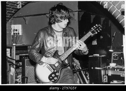 CARL BARAT, LIBERTINES, 2002: Ein sehr junger Carl Barât von den Libertines, der am 13. Juni 2002 live auf seiner ersten großen UK-Tour im Barfly Club in Cardiff, Wales, Großbritannien, spielte. Die Band bewertete ihre Debütalbum What a Water, die erst in späteren Re-Releases ihres Debütalbums Up The Bracket enthalten war. Der winzige Veranstaltungsort war nur halb voll. Foto: Rob Watkins Stockfoto