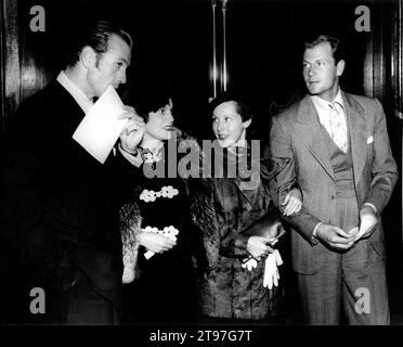 GARY COOPER und seine Frau VERONICA „ROCKY“ BALFE mit dem Ehepaar FRANCES DEE und JOEL McCrea, die 1935 eine Vorschau des Films DARK ANGEL in Hollywood besuchten Stockfoto