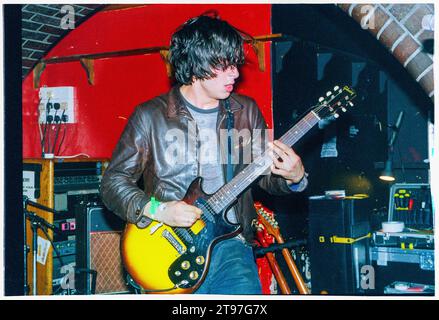 CARL BARAT, LIBERTINES, 2002: Ein sehr junger Carl Barât von den Libertines, der am 13. Juni 2002 live auf seiner ersten großen UK-Tour im Barfly Club in Cardiff, Wales, Großbritannien, spielte. Die Band bewertete ihre Debütalbum What a Water, die erst in späteren Re-Releases ihres Debütalbums Up The Bracket enthalten war. Der winzige Veranstaltungsort war nur halb voll. Foto: Rob Watkins Stockfoto