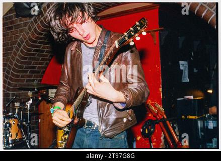 CARL BARAT, LIBERTINES, 2002: Ein sehr junger Carl Barât von den Libertines, der am 13. Juni 2002 live auf seiner ersten großen UK-Tour im Barfly Club in Cardiff, Wales, Großbritannien, spielte. Die Band bewertete ihre Debütalbum What a Water, die erst in späteren Re-Releases ihres Debütalbums Up The Bracket enthalten war. Der winzige Veranstaltungsort war nur halb voll. Foto: Rob Watkins Stockfoto