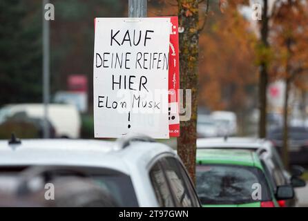 23. November 2023, Brandenburg, Fürstenwalde: Ein Poster mit der Aufschrift „Kaufen Sie Ihre Reifen hier, Elon Musk!“ Hängt am Werkseingang neben der Straße nach einer Werkbesprechung in Goodyear Reifenproduktionsanlage. Nach der Ankündigung des Unternehmens, 750 Arbeitsplätze am Standort Fürstenwalde abzubauen, nahm der betriebsrat Goodyear während der Sitzung Stellung. Foto: Soeren Stache/dpa Stockfoto