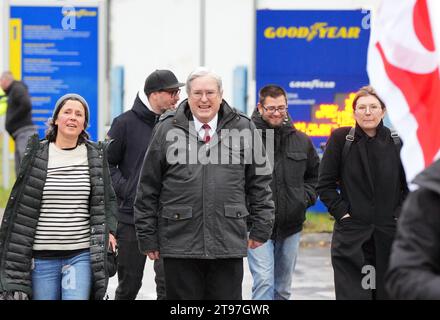 23. November 2023, Brandenburg, Fürstenwalde: Jörg Steinbach (M, SPD), brandenburgischer Minister für Wirtschaft, Arbeit und Energie, verlässt das Werk nach einer Werkssitzung zusammen mit Mitarbeitern der Goodyear-Reifenproduktion. Nach der Ankündigung des Unternehmens, 750 Arbeitsplätze am Standort Fürstenwalde abzubauen, nahm der betriebsrat Goodyear während der Sitzung Stellung. Foto: Soeren Stache/dpa Stockfoto