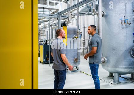 Zwei Angestellte reden in der Fabrik Stockfoto