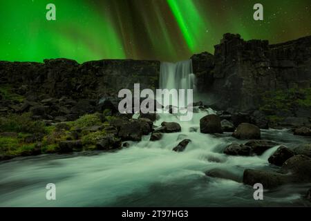 Island, Sudurland, Â Aurora Borealis über Oxararfoss Wasserfall bei Nacht Stockfoto