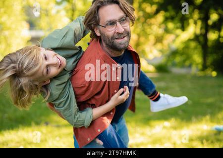 Glücklicher Sohn genießt mit Vater im Park Stockfoto