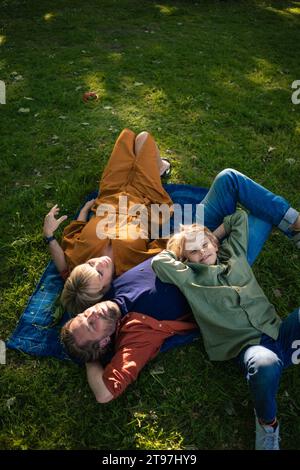 Familie entspannende zusammen im park Stockfoto
