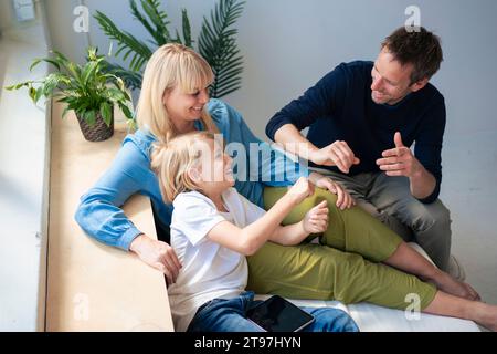 Glückliche Familie genießen zusammen zu Hause Stockfoto