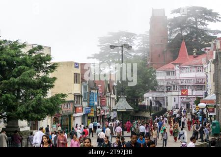 SHIMLA, INDIEN - 23. JULI 2013: Szene aus der Stadt Shimla in Himachal Pradesh, Indien. Shimla ist eine Stadt, die 2200 Meter über dem Meeresspiegel liegt und berühmt ist Stockfoto