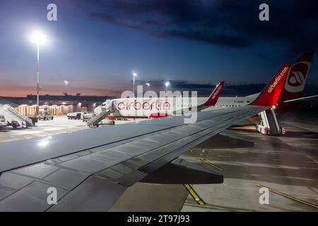 BERLIN, DEUTSCHLAND - 26. JUNI 2014: Die Sicht der airberlin Boeing 737-86J auf einem Berliner Flughafen in der Nacht. Stockfoto