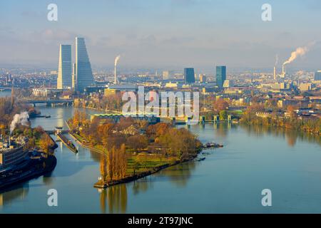 Erhöhter Blick auf Basel und die Roche Towers (höchste Gebäude der Schweiz). Kanton Basel-Stadt, Schweiz. Stockfoto