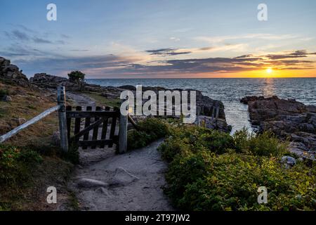Dänemark, Bornholm, Küstenpfad auf der Insel bei Sonnenuntergang Stockfoto