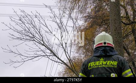 Nach einem ruhigen, nebligen und eisigen Wintertag im Erzgebirge ist die Ruhe nun vorbei. Der Deutsche Wetterdienst warnt für die Mittelgebirge vor Orkanböen. So werden orkanartige Böen auf dem Fichtelberg, Orkanböen auf dem Brocken und Windstärke 11 an den Küsten vorhergesagt. Mit einer kräftigen Kaltfront kommt am Freitag der Frühwinter nach Deutschland. Graupelschauer bis ins Tiefland, jede Menge Neuschnee an den Nordrändern der Mittelgebirge ab 600 Metern. Erste Vorboten schickte tief Niklas am Donnerstagnachmittag. Auf dem Fichtelberg gibt es schwere Sturmböen auf dem Brocken Orkanböen. Na Stockfoto