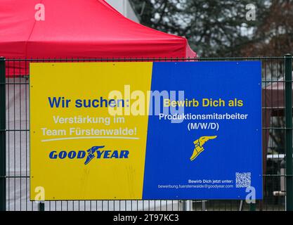 23. November 2023, Brandenburg, Fürstenwalde: Am Zaun neben dem Eingang zum Goodyear-Reifenwerk hängt ein Poster mit der Aufschrift „Wir suchen Verstärkung im Fürstenwalde-Team“. Nachdem das Unternehmen angekündigt hatte, 750 Arbeitsplätze am Standort Fürstenwalde abzubauen, nahm der Betriebsrat Goodyear während der Sitzung Stellung zu den Plänen des Unternehmens. Foto: Soeren Stache/dpa Stockfoto