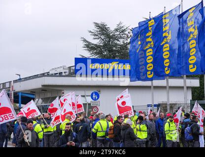 23. November 2023, Brandenburg, Fürstenwalde: Mitarbeiter des Reifenherstellers Goodyear demonstrieren nach einer Werkssitzung vor dem Werk mit Flaggen der IG BCE (Bergbau, Chemie und Energie). Nachdem das Unternehmen angekündigt hatte, 750 Arbeitsplätze am Standort Fürstenwalde abzubauen, nahm der betriebsrat Goodyear während der Sitzung Stellung zu den Plänen des Unternehmens. Foto: Soeren Stache/dpa Stockfoto