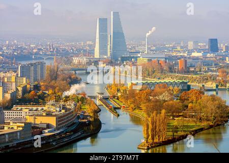 Erhöhter Blick auf Basel und die Roche Towers (höchste Gebäude der Schweiz). Kanton Basel-Stadt, Schweiz. Stockfoto