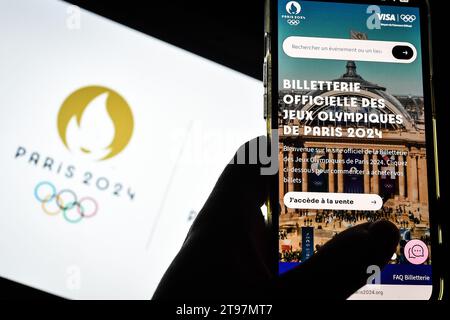 Paris, Frankreich. November 2023. Dieses Bild zeigt eine Person, die am 23. November 2023 in Paris auf der offiziellen Website der Olympischen Spiele 2024 Tickets kauft – Foto Matthieu Mirville/DPPI Credit: DPPI Media/Alamy Live News Stockfoto