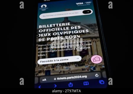Paris, Frankreich. November 2023. Dieses Bild zeigt eine Person, die am 23. November 2023 in Paris auf der offiziellen Website der Olympischen Spiele 2024 Tickets kauft – Foto Matthieu Mirville/DPPI Credit: DPPI Media/Alamy Live News Stockfoto