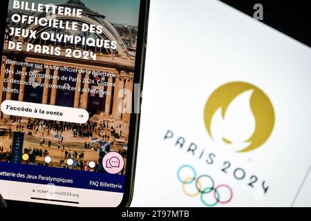 Paris, Frankreich. November 2023. Dieses Bild zeigt eine Person, die am 23. November 2023 in Paris auf der offiziellen Website der Olympischen Spiele 2024 Tickets kauft – Foto Matthieu Mirville/DPPI Credit: DPPI Media/Alamy Live News Stockfoto