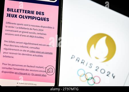 Paris, Frankreich. November 2023. Dieses Bild zeigt eine Person, die am 23. November 2023 in Paris auf der offiziellen Website der Olympischen Spiele 2024 Tickets kauft – Foto Matthieu Mirville/DPPI Credit: DPPI Media/Alamy Live News Stockfoto