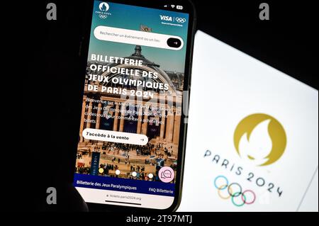 Paris, Frankreich. November 2023. Dieses Bild zeigt eine Person, die am 23. November 2023 in Paris auf der offiziellen Website der Olympischen Spiele 2024 Tickets kauft – Foto Matthieu Mirville/DPPI Credit: DPPI Media/Alamy Live News Stockfoto