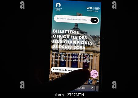 Paris, Frankreich. November 2023. Dieses Bild zeigt eine Person, die am 23. November 2023 in Paris auf der offiziellen Website der Olympischen Spiele 2024 Tickets kauft – Foto Matthieu Mirville/DPPI Credit: DPPI Media/Alamy Live News Stockfoto