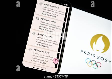 Paris, Frankreich. November 2023. Dieses Bild zeigt eine Person, die zur offiziellen Website der Olympischen Spiele 2024 in Paris geht, um Tickets für die Leichtathletikveranstaltungen am 23. November 2023 in Paris zu kaufen - Foto Matthieu Mirville/DPPI Credit: DPPI Media/Alamy Live News Stockfoto
