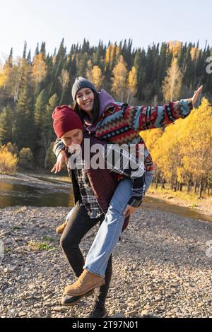 Glücklicher Mann, der am Wochenende im Park ist Stockfoto