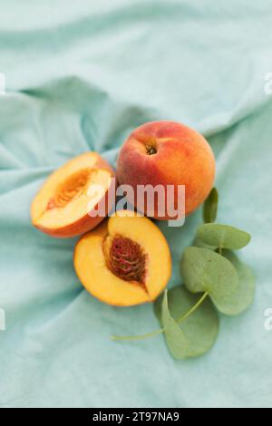 Reife Pfirsiche auf grünem Stoff Stockfoto
