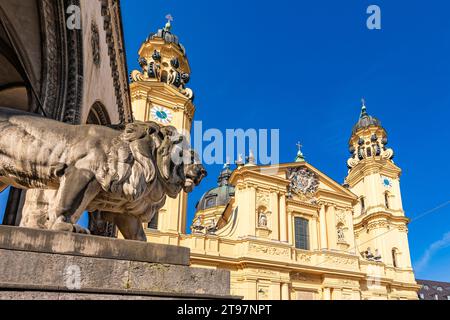 Deutschland, Bayern, München, Löwenskulptur vor der Theaterkirche Stockfoto