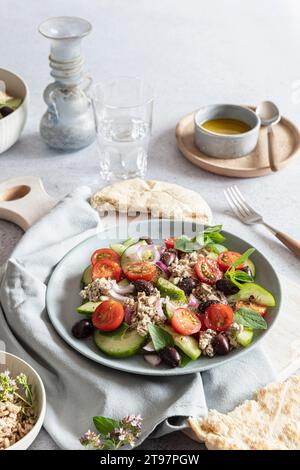 Griechischer Salat mit veganem Fetakäse aus Sonnenblumenkernen Stockfoto