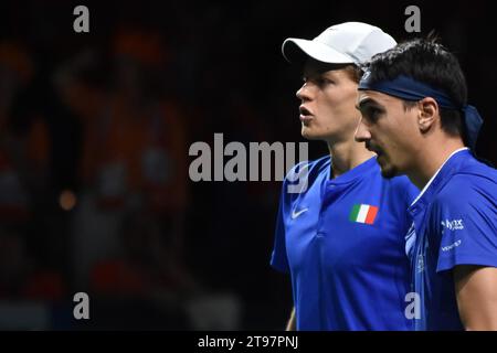 Malaga, Spanien. November 2023. Jannik Sinner und Lorenzo Sonego im Kampf gegen die Niederlande während des Finals Davis Cup 2023 Spiel Italien gegen die Niederlande im Palacio Martin Carpena, Spanien in Malaga am 23. November 2023 Credit: Independent Photo Agency/Alamy Live News Stockfoto