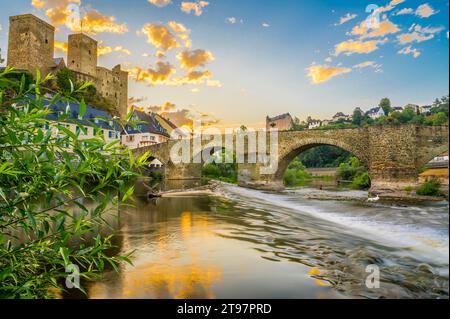 Deutschland, Hessen, Runkel, Steinbogenbrücke über die Lahn bei Sonnenuntergang Stockfoto