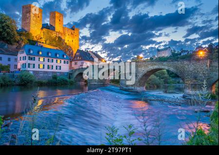 Deutschland, Hessen, Runkel, Steinbogenbrücke über die Lahn in der Abenddämmerung Stockfoto