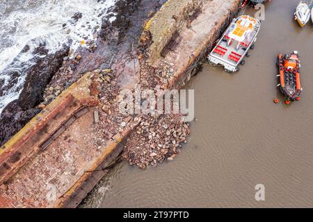 Großbritannien, Schottland, North Berwick, Luftaufnahme eines Bruchs in der Hafenschutzmauer nach Storm Babet Stockfoto