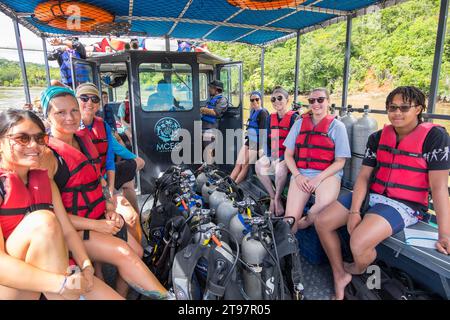 Motorboot mit einer Gruppe von Tauchern, die zur Insel Caño an der Küste von Puntarenas in Costa Rica segeln Stockfoto