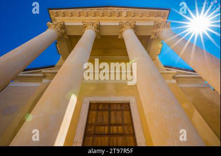 Italien, Veneto, Bardolino, Sonne über der Fassade der Kirche San Nicolo und San Severo Stockfoto