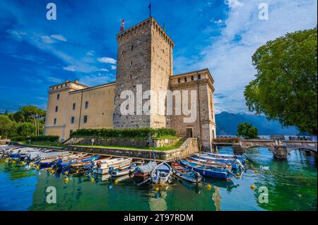 Italien, Trentino, Riva del Garda, Boote vor der Burg Rocca di Riva Stockfoto