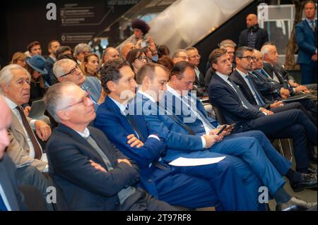 Turin (Italien) 23/2023 der Präsident der Region Piemont, Alberto Cirio, und der Bürgermeister von Turin, Stefano Lo Russo, rufen ihr Smartphone an Stockfoto