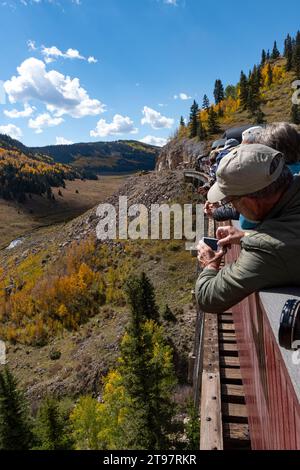 Die Cumbres & Toltec Scenic Railroad überquert das Cascade Trestle in Colorado. Stockfoto