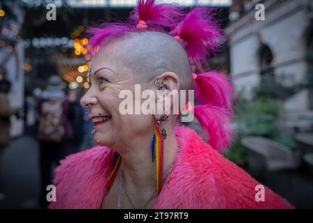 London, Großbritannien. November 2023. Sharon schließt sich dem London Colour Walk am Old Spitalfields Market an. Die Farbextravaganz setzt die monatlichen Treffen auf dem Markt fort, bei denen lebendige Motive stolz ihre hausgemachte und exzentrische Kleidung zeigen. Der Künstler und Modedesigner, der seit Dezember 2016 von Florent Bidois organisiert wird, ist eine führende Rolle bei der Inspiration für die Versammlungen und ermutigt kreative Menschen, die Farbe lieben und sich kleiden. Guy Corbishley/Alamy Live News Stockfoto