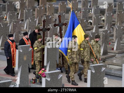 Lemberg, Ukraine - 9. März 2022: Beerdigungen ukrainischer Soldaten, die während der russischen Invasion in die Ukraine auf dem Friedhof Lytschakiw in der Stadt Lemberg getötet wurden. Stockfoto