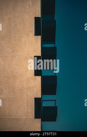 Apartmentgebäude, Balkone gegen den blauen Abendhimmel, Veracruz, Mexiko 2022 Stockfoto