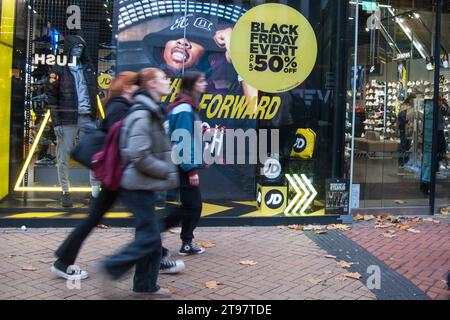 New Street, Birmingham 23. November 2023 - Savvy Shopper im Stadtzentrum von Birmingham erhalten frühes Black Friday-Angebot, bevor es am Freitag zu eiligen ist. PIC by Credit: Stop Press Media/Alamy Live News Stockfoto