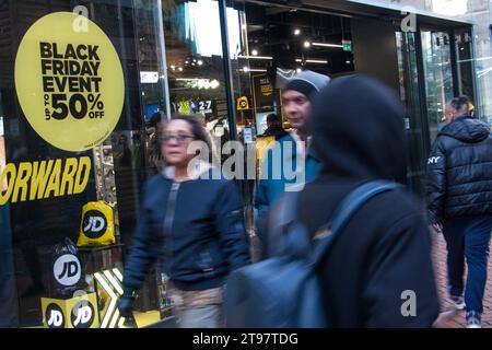 New Street, Birmingham 23. November 2023 - Savvy Shopper im Stadtzentrum von Birmingham erhalten frühes Black Friday-Angebot, bevor es am Freitag zu eiligen ist. PIC by Credit: Stop Press Media/Alamy Live News Stockfoto