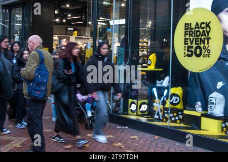 New Street, Birmingham 23. November 2023 - Savvy Shopper im Stadtzentrum von Birmingham erhalten frühes Black Friday-Angebot, bevor es am Freitag zu eiligen ist. PIC by Credit: Stop Press Media/Alamy Live News Stockfoto